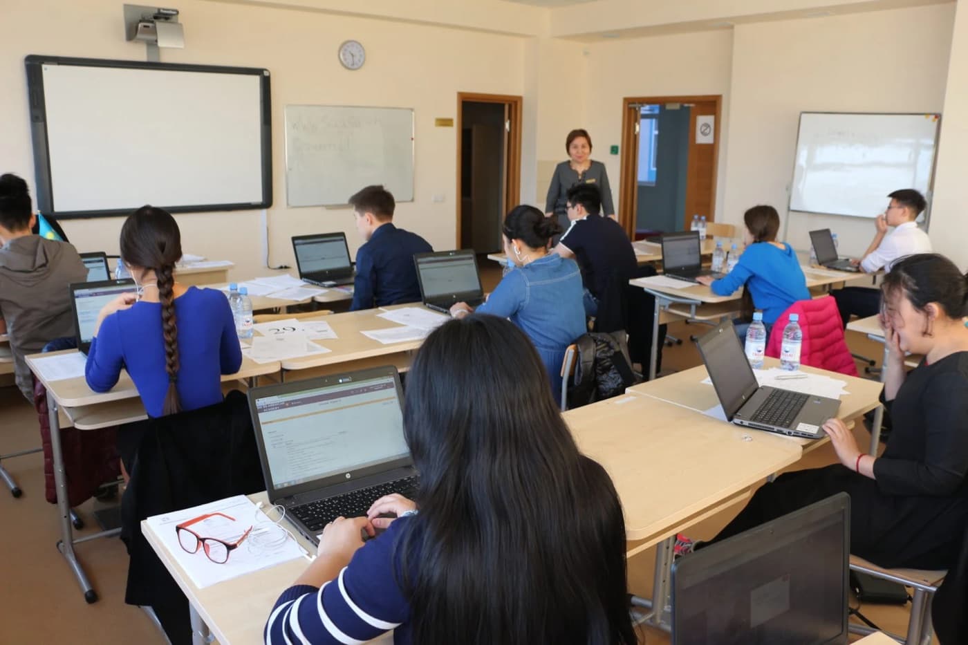 A GSED lesson: students at laptops with their teacher