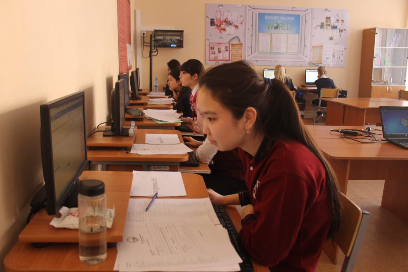 A student studying in English in the computer lab